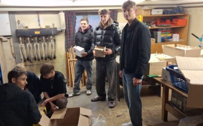 Versorgungsschränke: Firmbewerber halfen beim Lager-Umzug