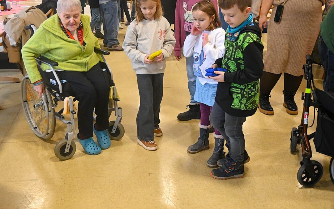 Über 500 Weihnachtsbäumchen von Jung als Alt verschenkt