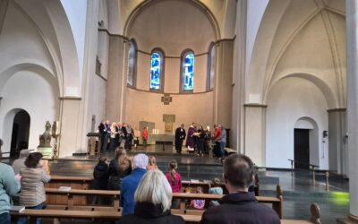 Gremienmitglieder erhalten Segen für ihren Arbeit