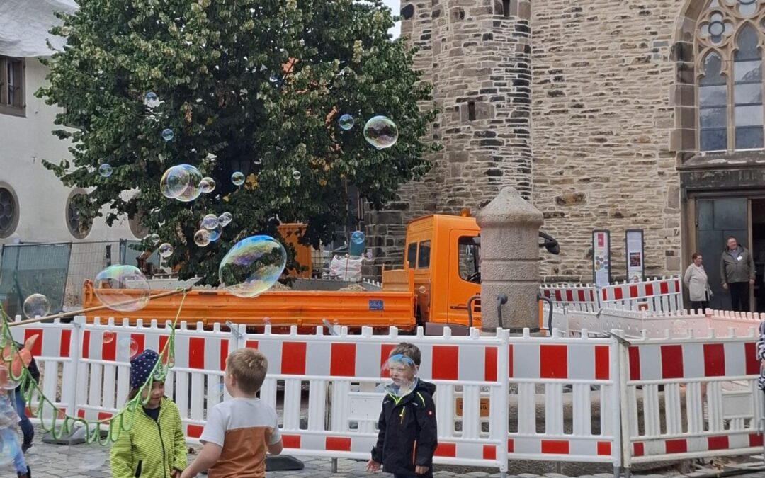 300 Besuchen Offene Kirche St. Viktor beim Welttheater der Straße